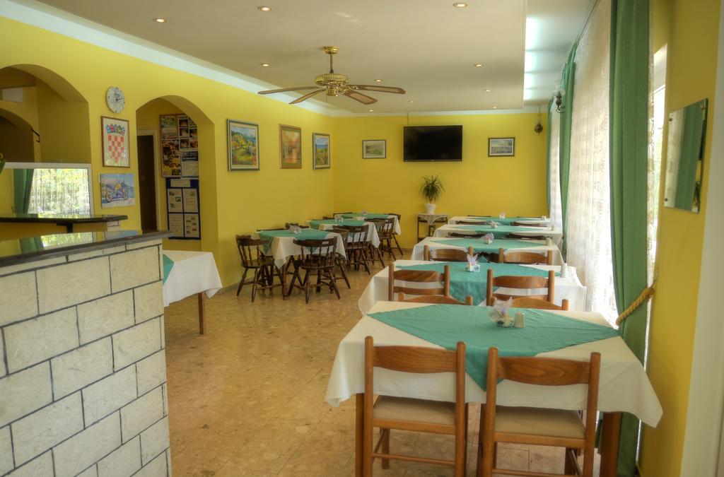 Pansion Begic Hotell Omiš Exteriör bild