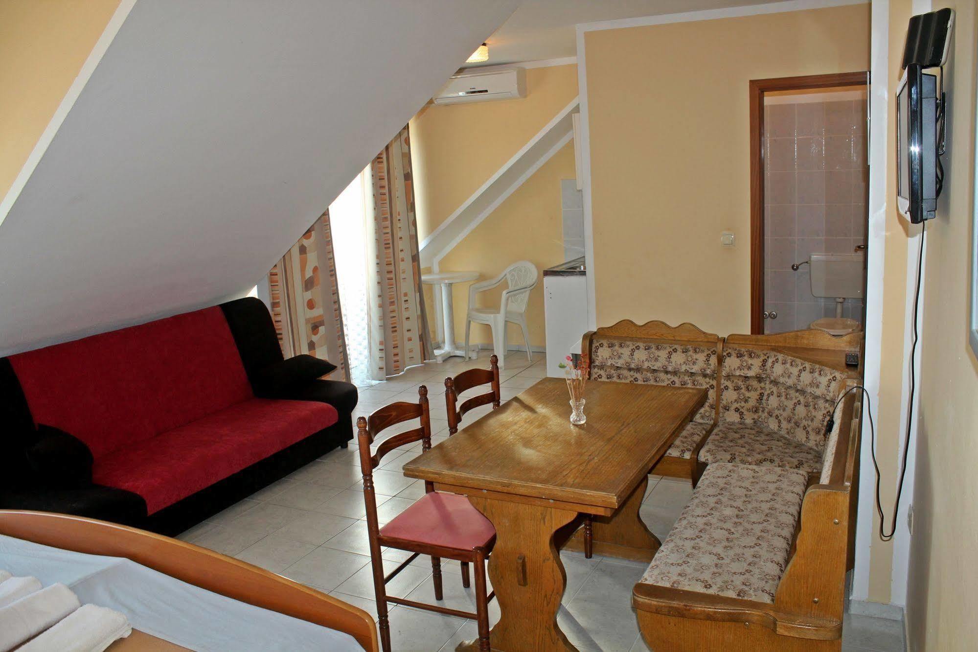 Pansion Begic Hotell Omiš Exteriör bild
